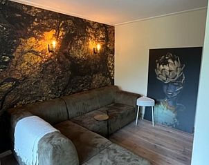 Knusse zitkamer met unieke wanddecoratie in Vakantiehuis in Heelweg, Achterhoek, Gelderland.