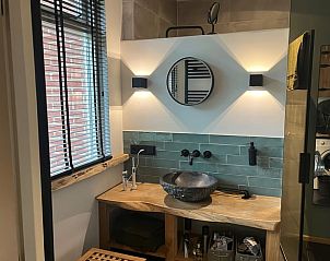 Luxe badkamer met stenen wasbak in Vakantiehuis in Heelweg, Achterhoek, Gelderland.