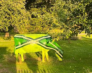 Kunstzinnige koe in de tuin van Vakantiehuis in Heelweg, Achterhoek, Gelderland.