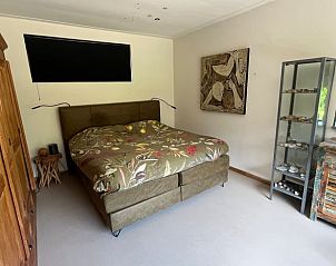 Slaapkamer met tweepersoonsbed en kunst in Vakantiehuis in Heelweg, Achterhoek, Gelderland.