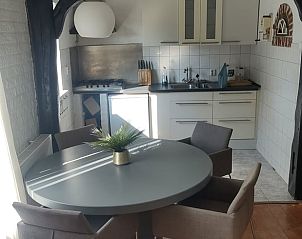 Moderne keuken in Vakantiehuis in Varsseveld, Achterhoek, met eetruimte in het pittoreske Heelweg, Gelderland.