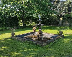 Prachtige fontein in de tuin van Vakantiehuis in Varsseveld, Heelweg, Achterhoek, omgeven door groen in Gelderland.