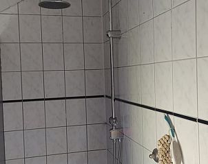 Stijlvolle badkamer met douche in Vakantiehuis in Varsseveld, Heelweg, Achterhoek, voor comfort in Gelderland.