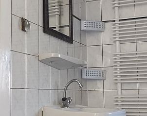 Moderne wastafel in de badkamer van Vakantiehuis in Varsseveld, Heelweg, Achterhoek, met praktische voorzieningen in Gelderland.