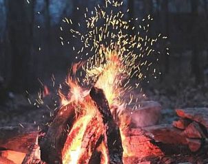 Gezellig kampvuur bij Vakantiehuis in Varsseveld, gelegen in Heelweg, Achterhoek, voor sfeervolle avonden in Gelderland.