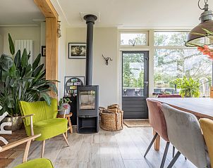 Moderne badkamer in DG1611 vakantiehuis Heelweg, Achterhoek met witte tegels en toilet.