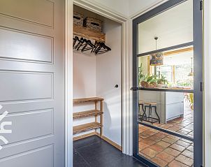 Gezellige binnenruimte van DG1611 vakantiehuis in Heelweg, Achterhoek met houten meubels.