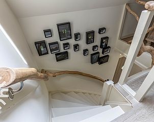 Eetkamer in DG1611 vakantiehuis Heelweg, Achterhoek met grote ramen en veel natuurlijk licht.