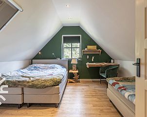 Gezellige woonkamer van DG1611 vakantiehuis Heelweg, Achterhoek met comfortabele bank.