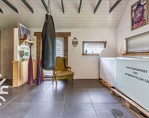 Stijlvolle badkamer in DG1611 vakantiehuis Heelweg, Achterhoek met zwarte accenten.