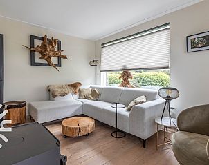 Binnenruimte van DG1611 vakantiehuis Heelweg, Achterhoek met houtkachel en zitgedeelte.