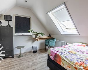 Comfortabele slaapkamer in DG1611 vakantiehuis Heelweg, Achterhoek met houten kast.