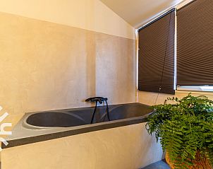 Keuken in DG1611 vakantiehuis Heelweg, Achterhoek met moderne apparatuur en uitzicht.