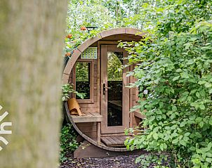 Hoofdslaapkamer met bloemendecor in vakantiehuis DG411 in Heelweg, Achterhoek.