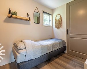 Tweede slaapkamer met bloemenprint in vakantiehuis DG411 in Heelweg, Achterhoek.