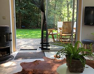 Gezellige binnenruimte van Vakantiehuisje in Zelhem met uitzicht op groene tuin, perfect voor een ontspannen verblijf in de Achterhoek, Gelderland.