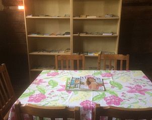 Leeshoek met boeken in Huisje in Zelhem, vakantiehuis in de Achterhoek, Gelderland.