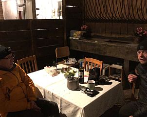 Gezellig dineren in de buitenlucht bij Huisje in Zelhem, vakantiehuis in Gelderland.