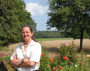 Gastvrouw in de bloementuin van Huisje in Zelhem, vakantiehuis in Achterhoek, Gelderland.