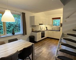 Moderne keuken en eetruimte in Vakantiehuis in Zelhem, ideaal voor een comfortabel verblijf in de Achterhoek, Gelderland.
