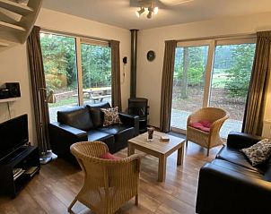 Gezellige woonkamer in Vakantiehuis in Zelhem met uitzicht op de natuur, perfect voor ontspanning in de Achterhoek, Gelderland.