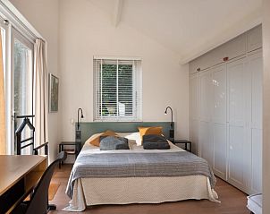 Lichte slaapkamer in Vakantiehuis in Zelhem met comfortabel bed, ideaal voor rust in de Achterhoek, Gelderland.