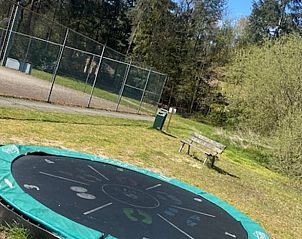 Trampoline en sportveld bij Vakantiehuis in Zelhem, ideaal voor actieve vakanties in de Achterhoek, Gelderland.