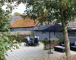 Gezellig terras bij Vakantiehuis in Zelhem, Achterhoek, Gelderland met groene omgeving en zitgelegenheid.