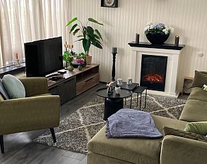 Knusse woonkamer in Vakantiehuis in Zelhem, Achterhoek, Gelderland met moderne inrichting en open haard.