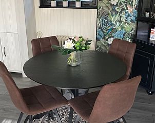 Ronde eettafel in Vakantiehuis in Zelhem, Achterhoek, Gelderland voor gezellige diners met vrienden en familie.