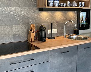 Moderne keuken in Vakantiehuis in Zelhem, Achterhoek, Gelderland met stijlvolle afwerking en apparatuur.