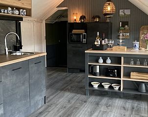 Ruime keuken in Vakantiehuis in Zelhem, Achterhoek, Gelderland met kookeiland en moderne voorzieningen.