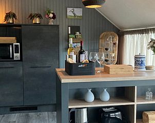 Keukenbar in Vakantiehuis in Zelhem, Achterhoek, Gelderland met uitzicht op de groene omgeving.