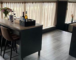 Luxe badkamer in Vakantiehuis in Zelhem, Achterhoek, Gelderland met moderne douche en natuurstenen wastafel.