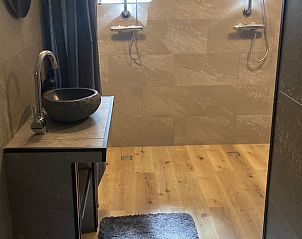 Stijlvolle wastafel in de badkamer van Vakantiehuis in Zelhem, Achterhoek, Gelderland met moderne afwerking.