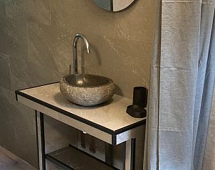 Gezellige slaapkamer in Vakantiehuis in Zelhem, Achterhoek, Gelderland met comfortabel bed en rustgevende kleuren.