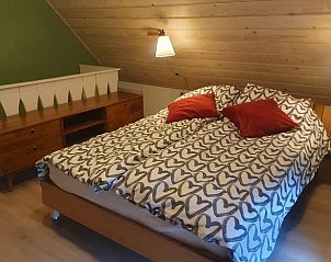 Zolderkamer in Huisje in Zelhem, vakantieaccommodatie in Zelhem, met een comfortabel bed en sfeervolle verlichting.