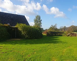 Ruime tuin bij Huisje in Zelhem, vakantiehuis in Achterhoek, Gelderland, ideaal voor ontspanning in de natuur.