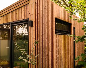 Moderne houten buitenkant van Vakantiehuis in Zelhem, gelegen in de groene omgeving van de Achterhoek, Gelderland.