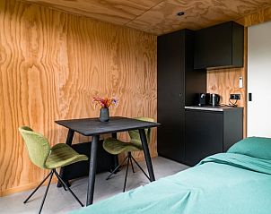 Moderne binnenruimte van Vakantiehuis in Zelhem, Achterhoek, met houten interieur en compacte keuken in Gelderland.