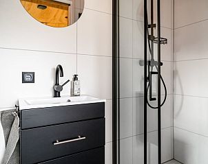 Moderne badkamer in Vakantiehuis in Zelhem, gelegen in de Achterhoek, Gelderland. Stijlvolle inrichting met douche en wastafel.