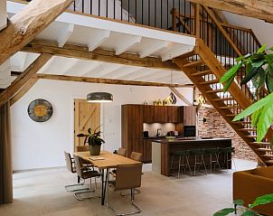 Gezellige binnenruimte van Vakantiehuisje in Zelhem, Achterhoek, met een moderne keuken en houten balken in een sfeervolle vakantiewoning.