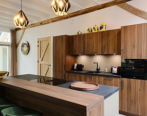Moderne keuken in Vakantiehuisje in Zelhem, Achterhoek. Geniet van comfort en stijl in deze vakantiewoning te Gelderland.