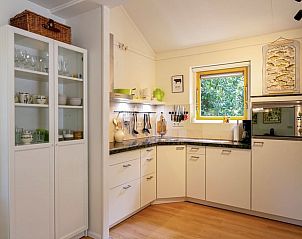 Moderne keuken in Vakantiehuis in Zelhem, gelegen in de Achterhoek, Gelderland. Geniet van comfort en natuur in deze gezellige vakantiewoning.