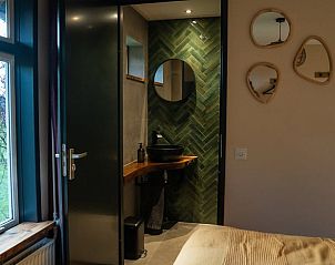 Badkamer met natuursteen in Huisje in Zelhem, vakantiehuis in de Achterhoek, Gelderland.