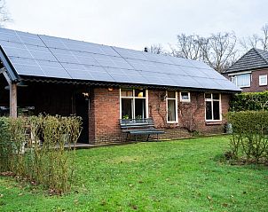 Buitenkant van Huisje in Zelhem met zonnepanelen, vakantiehuis in de Achterhoek, Gelderland.