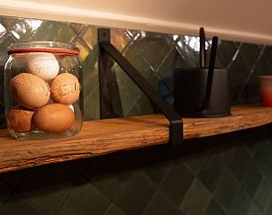 Keukenplank met potten in Huisje in Zelhem, vakantieverblijf in de Achterhoek, Gelderland.