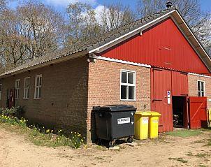 Huisje in Zelhem, vakantiehuis in de Achterhoek met een charmante rode schuur en groene omgeving in Gelderland.