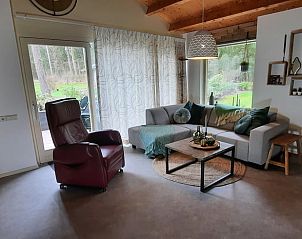 Comfortabele woonkamer in Vakantiehuisje in Zelhem, omgeven door de bossen van de Achterhoek.
