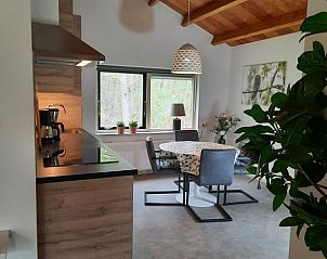 Open keuken en eetruimte in Vakantiehuisje in Zelhem, met uitzicht op de natuurlijke omgeving.